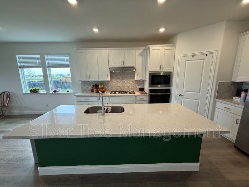 14728 Ledger Ln - Photo 7 of 41