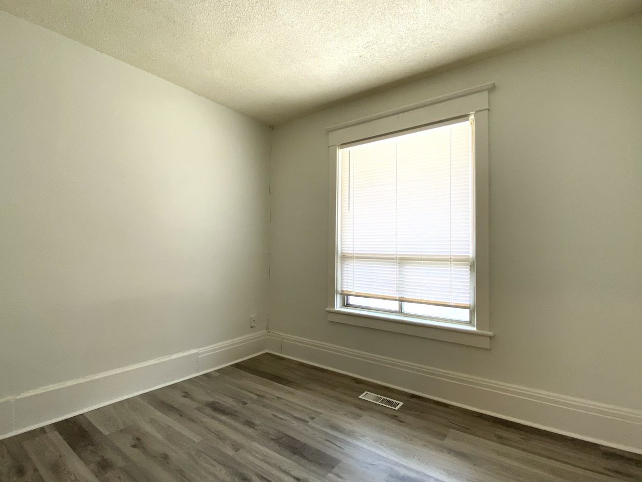 479 Carlaw Avenue - Photo 6 of 17