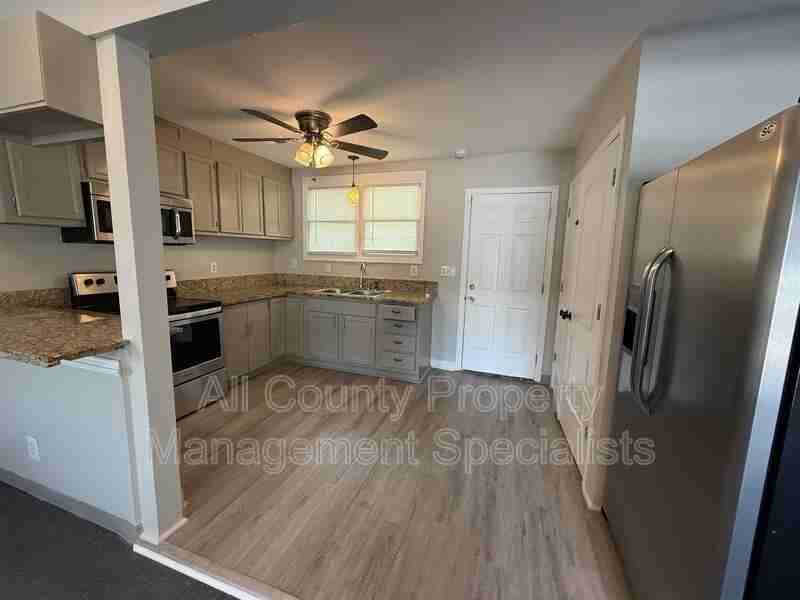 1301 Pineview Dr - Photo 3 of 9