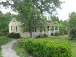 featured image of 805 Centeroak Dr