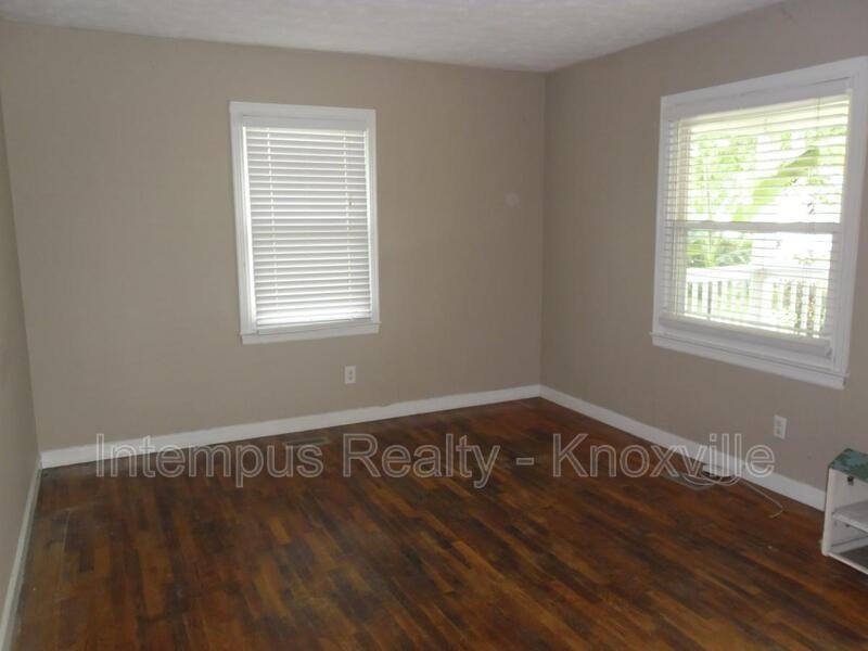 805 Centeroak Dr - Photo 2 of 13