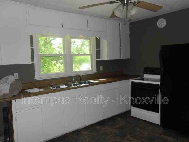 805 Centeroak Dr - Photo 3 of 13