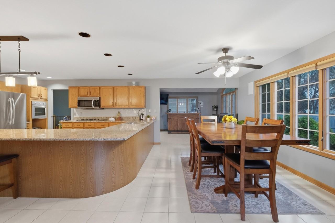 1000 Brooke Ln - Photo 4 of 44