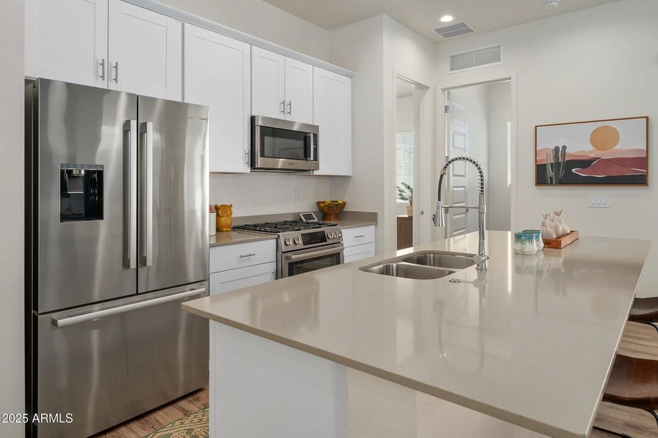 15601 W Cactus Rd - Photo 3 of 18