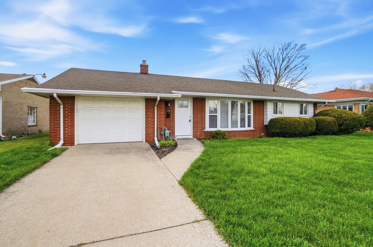 5159 Grosse Point Pkwy - Photo 3 of 29