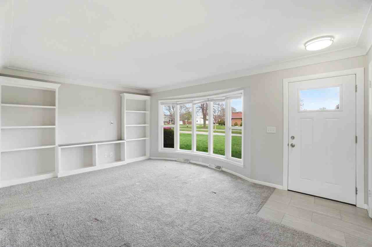 5159 Grosse Point Pkwy - Photo 4 of 29