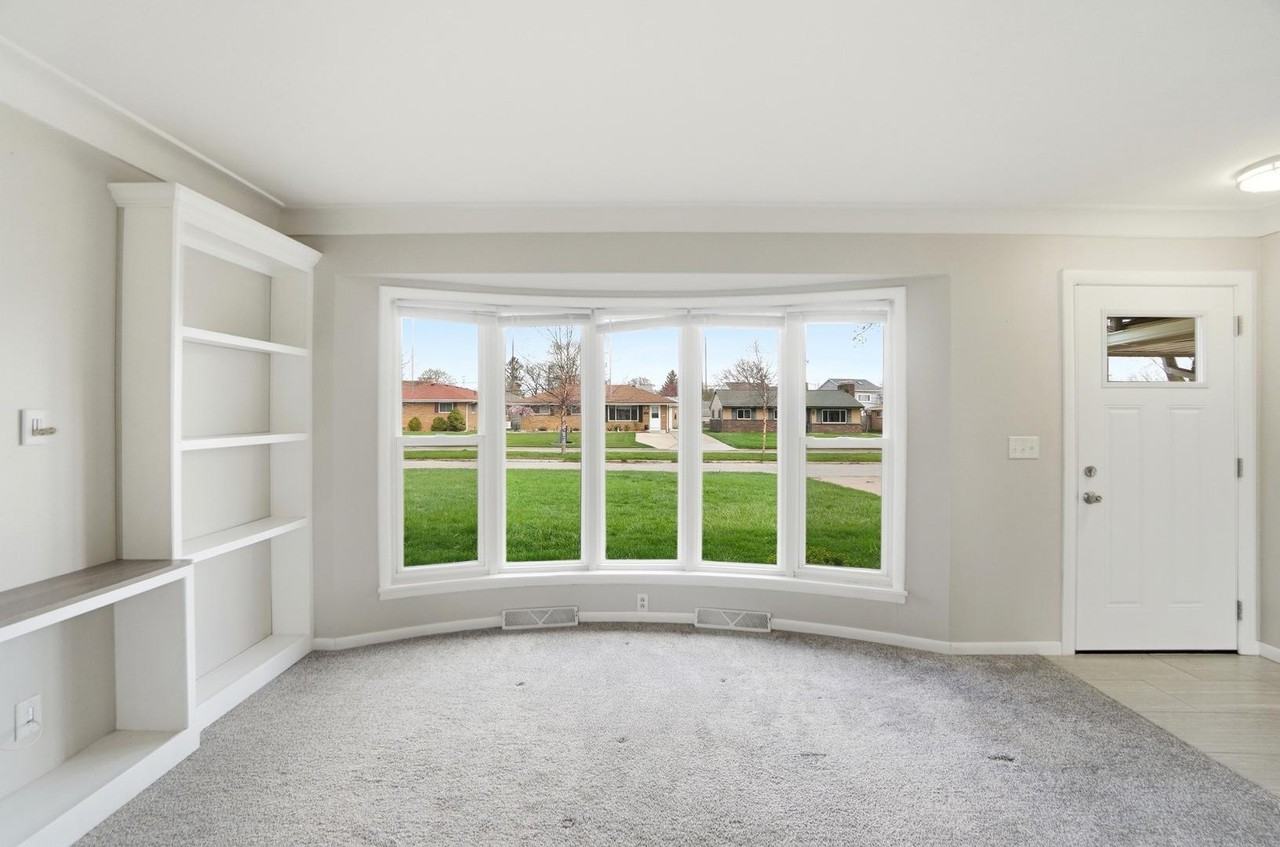 5159 Grosse Point Pkwy - Photo 5 of 29