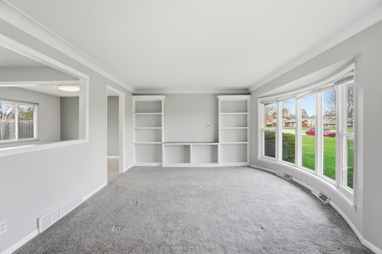 5159 Grosse Point Pkwy - Photo 6 of 29