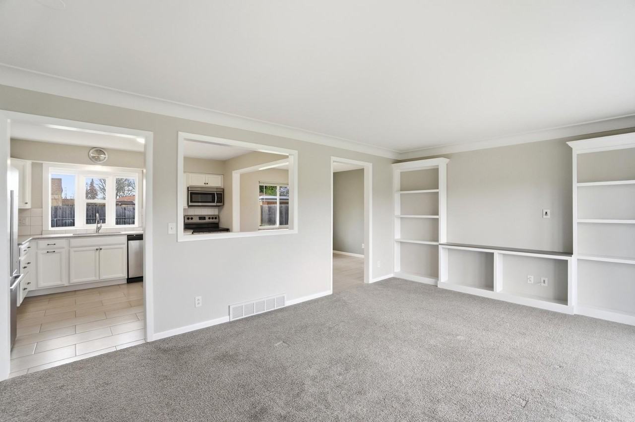 5159 Grosse Point Pkwy - Photo 7 of 29