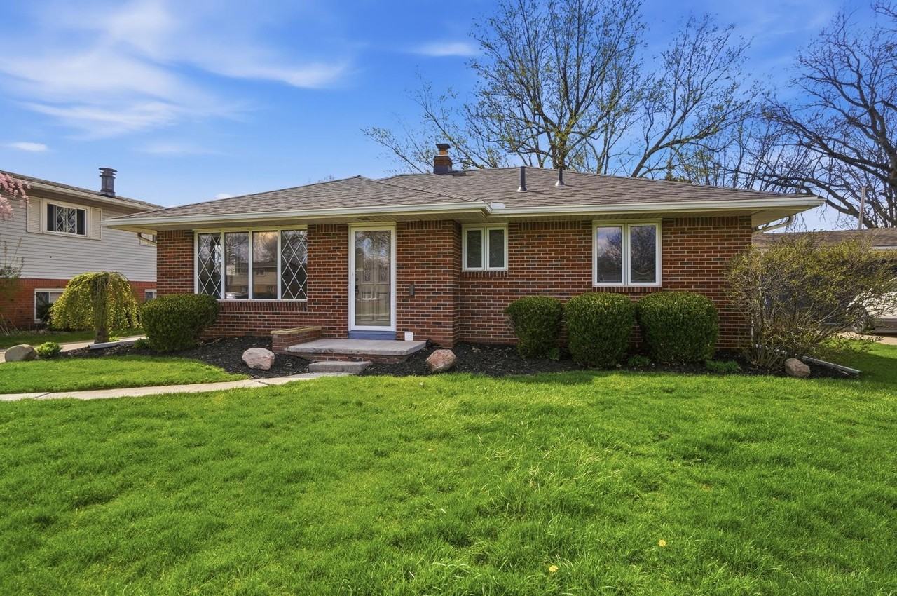 5217 Grosse Point Pkwy - Photo 2 of 46