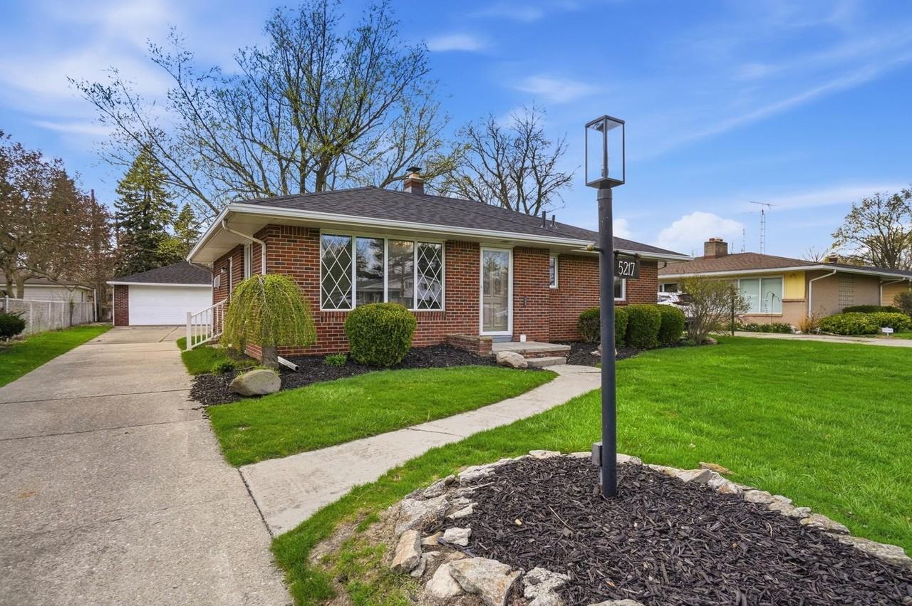 5217 Grosse Point Pkwy - Photo 3 of 46