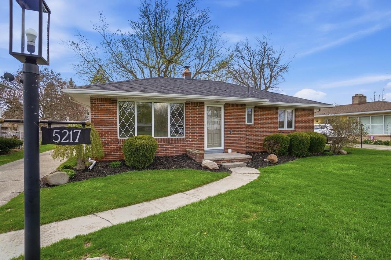 5217 Grosse Point Pkwy - Photo 4 of 46