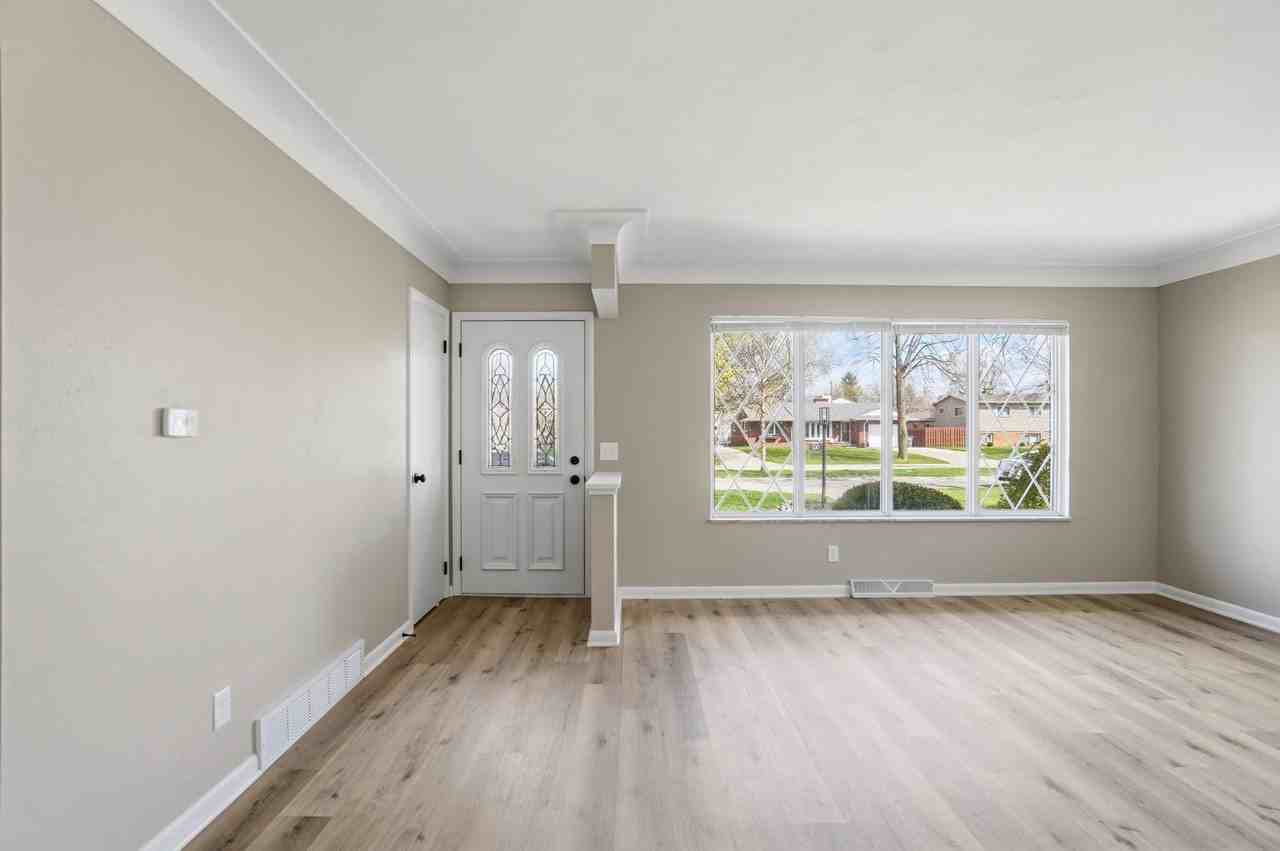 5217 Grosse Point Pkwy - Photo 5 of 46