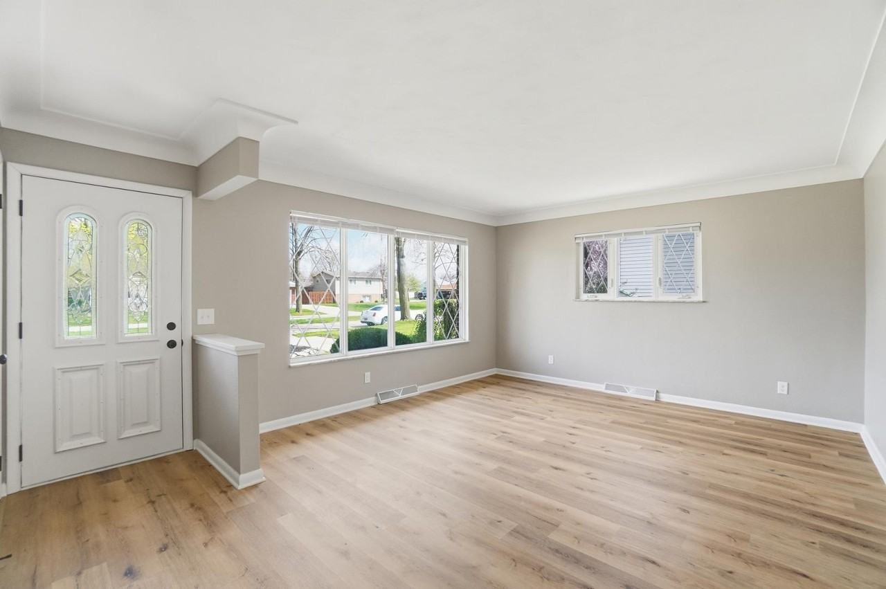 5217 Grosse Point Pkwy - Photo 6 of 46