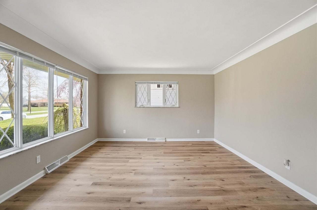 5217 Grosse Point Pkwy - Photo 7 of 46