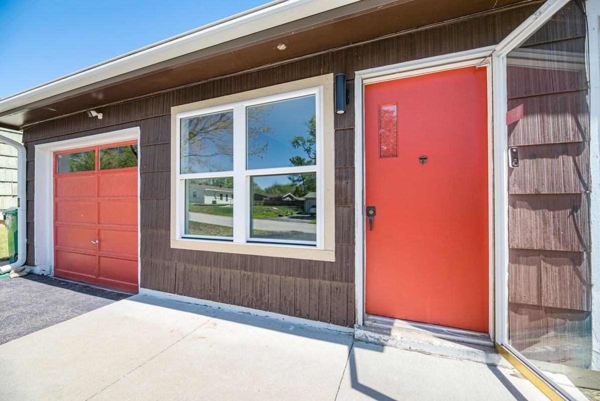 2721 S 51st Ter - Photo 3 of 26