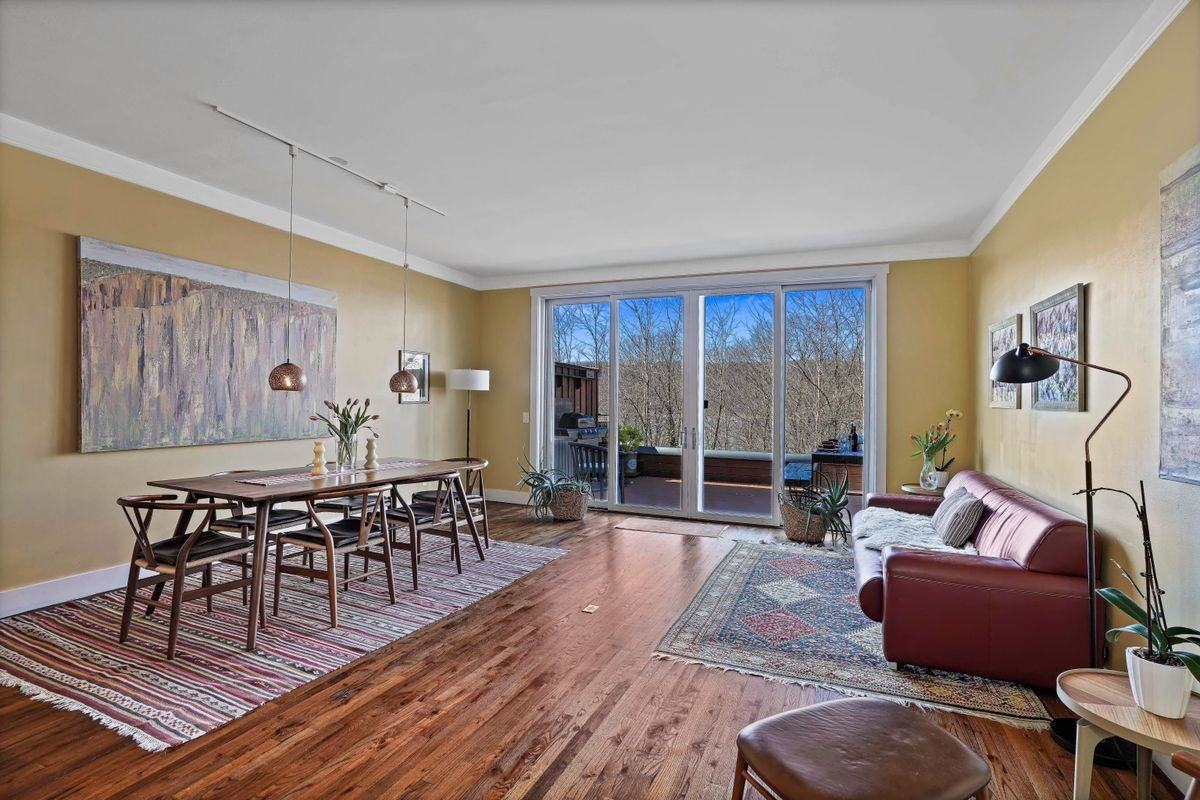 493 Warburton Ave - Photo 5 of 32