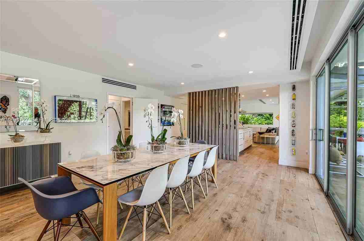 79 Shore Dr E - Photo 3 of 21