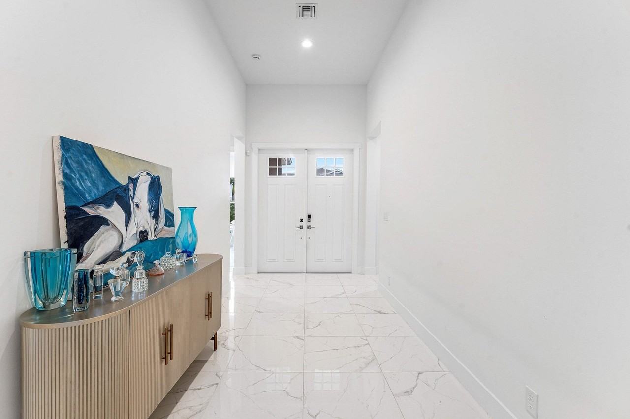 9256 Crestview Cir - Photo 3 of 40