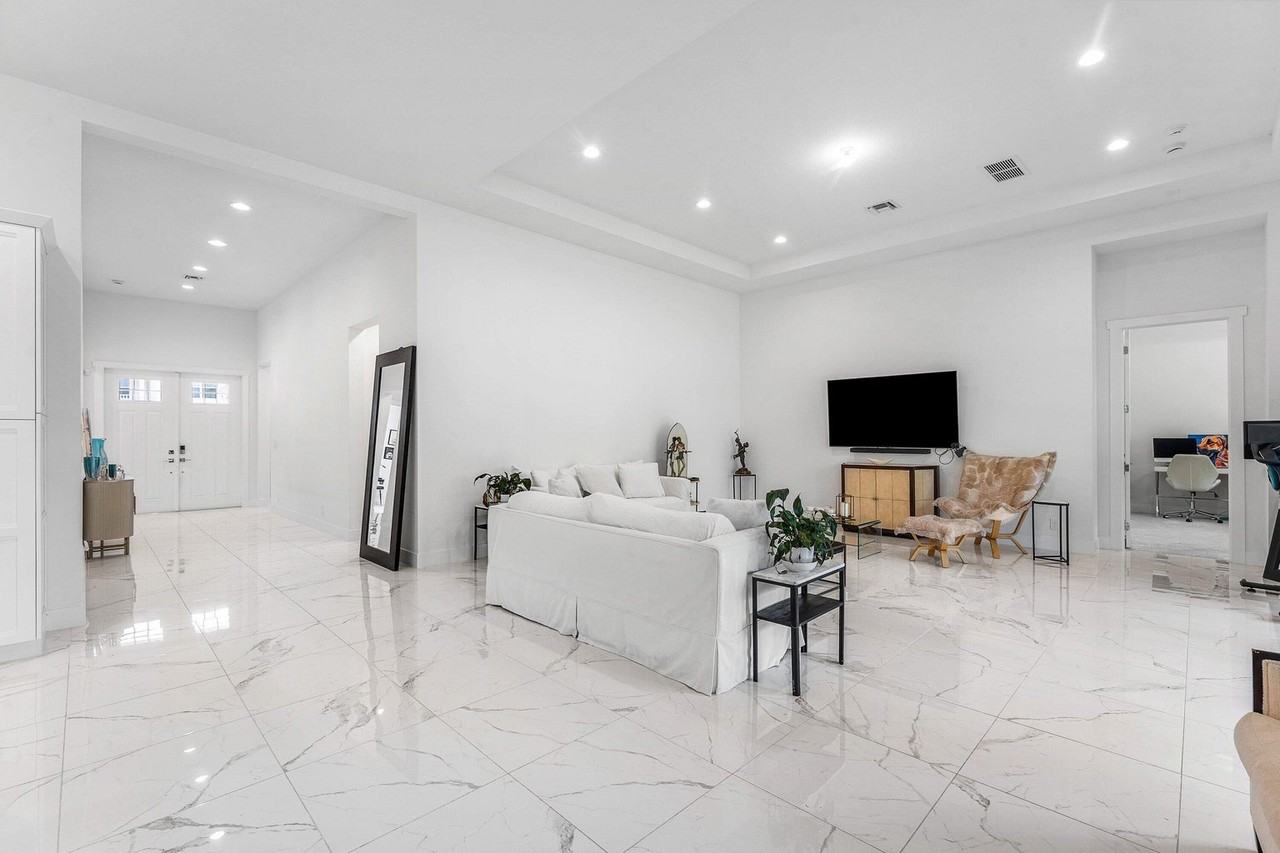 9256 Crestview Cir - Photo 4 of 40