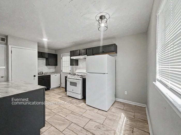 4624 Sunnybrook St - Photo 3 of 17