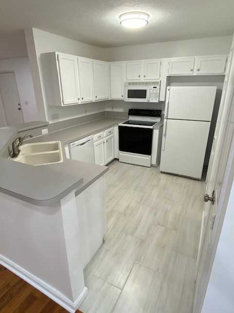 13715 Richmond Park Dr N #102 - Photo 4 of 20