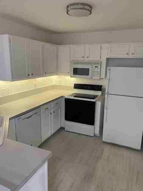 13715 Richmond Park Dr N #102 - Photo 5 of 20