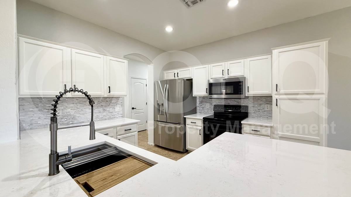 2558 S Martingale Rd - Photo 3 of 10