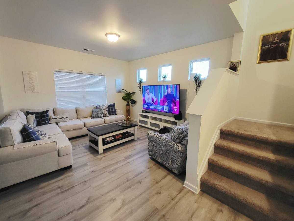 366 Crandon Rd - Photo 2 of 10