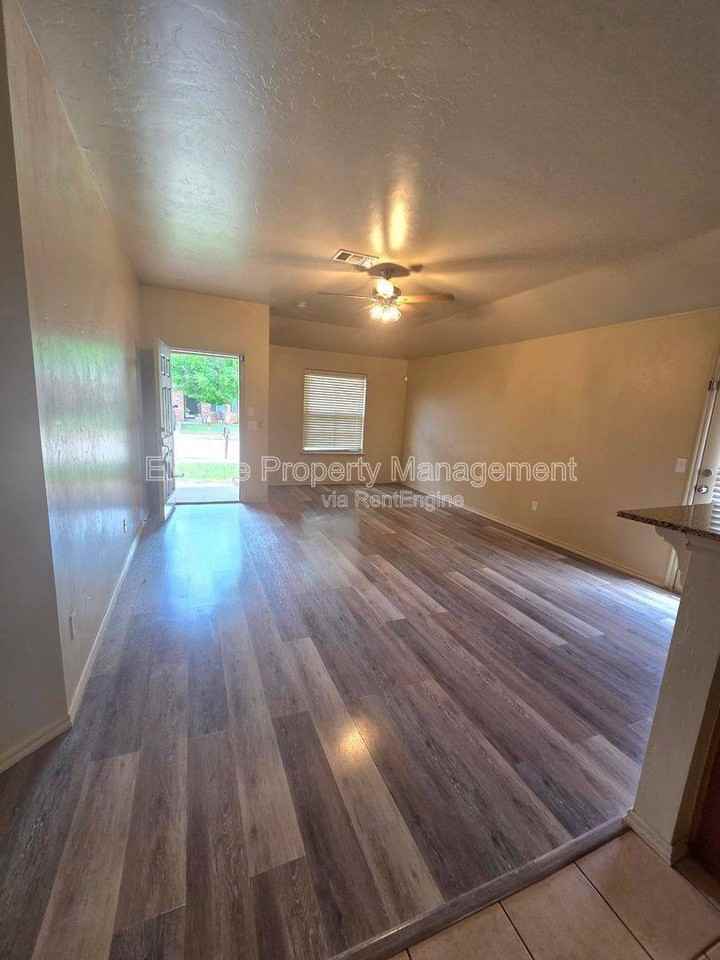 922 W Prairie Wind Way - Photo 2 of 10
