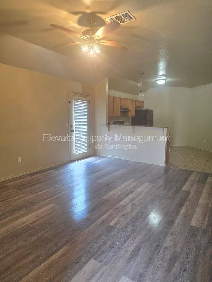 922 W Prairie Wind Way - Photo 3 of 10