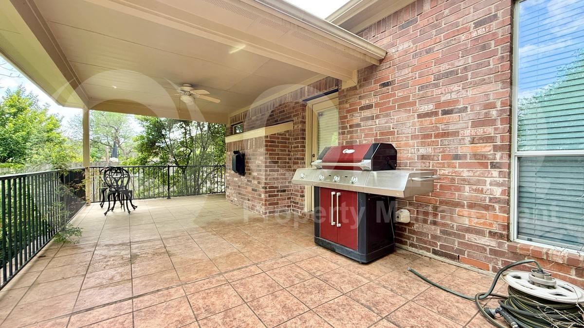 1621 Liberty Oaks Blvd - Photo 3 of 10