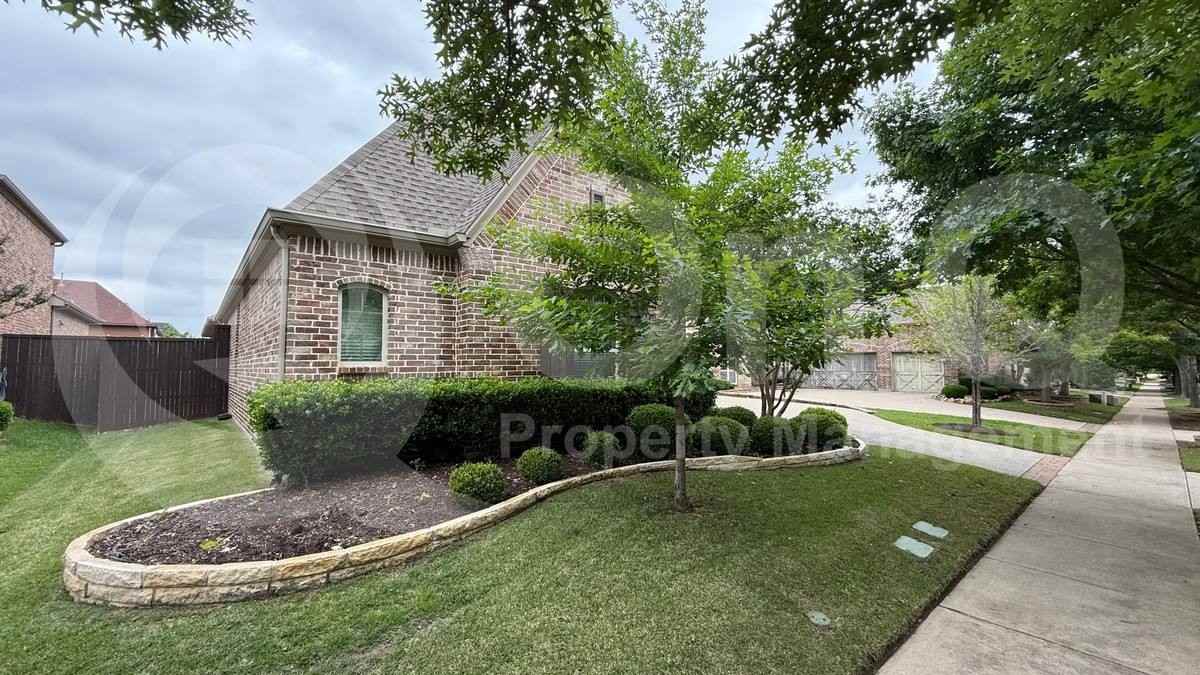 14886 Foxbriar Ln - Photo 4 of 10