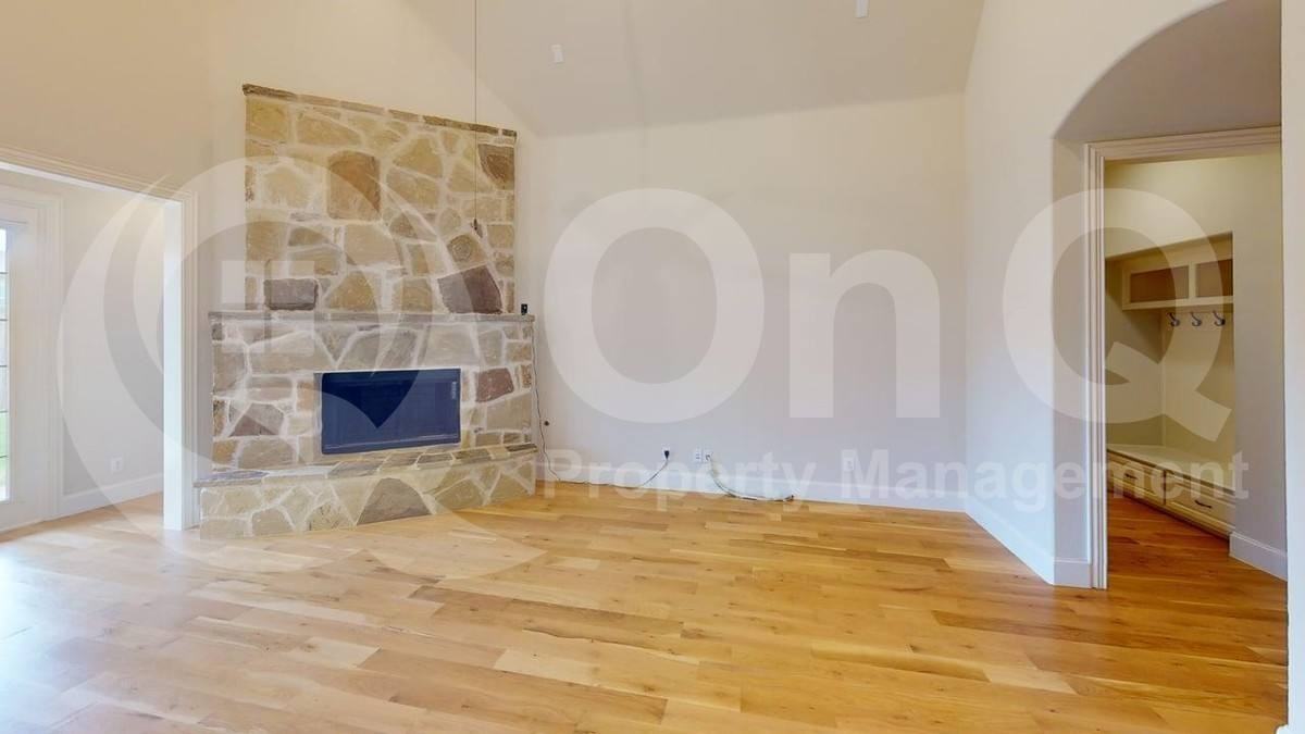 14886 Foxbriar Ln - Photo 5 of 10