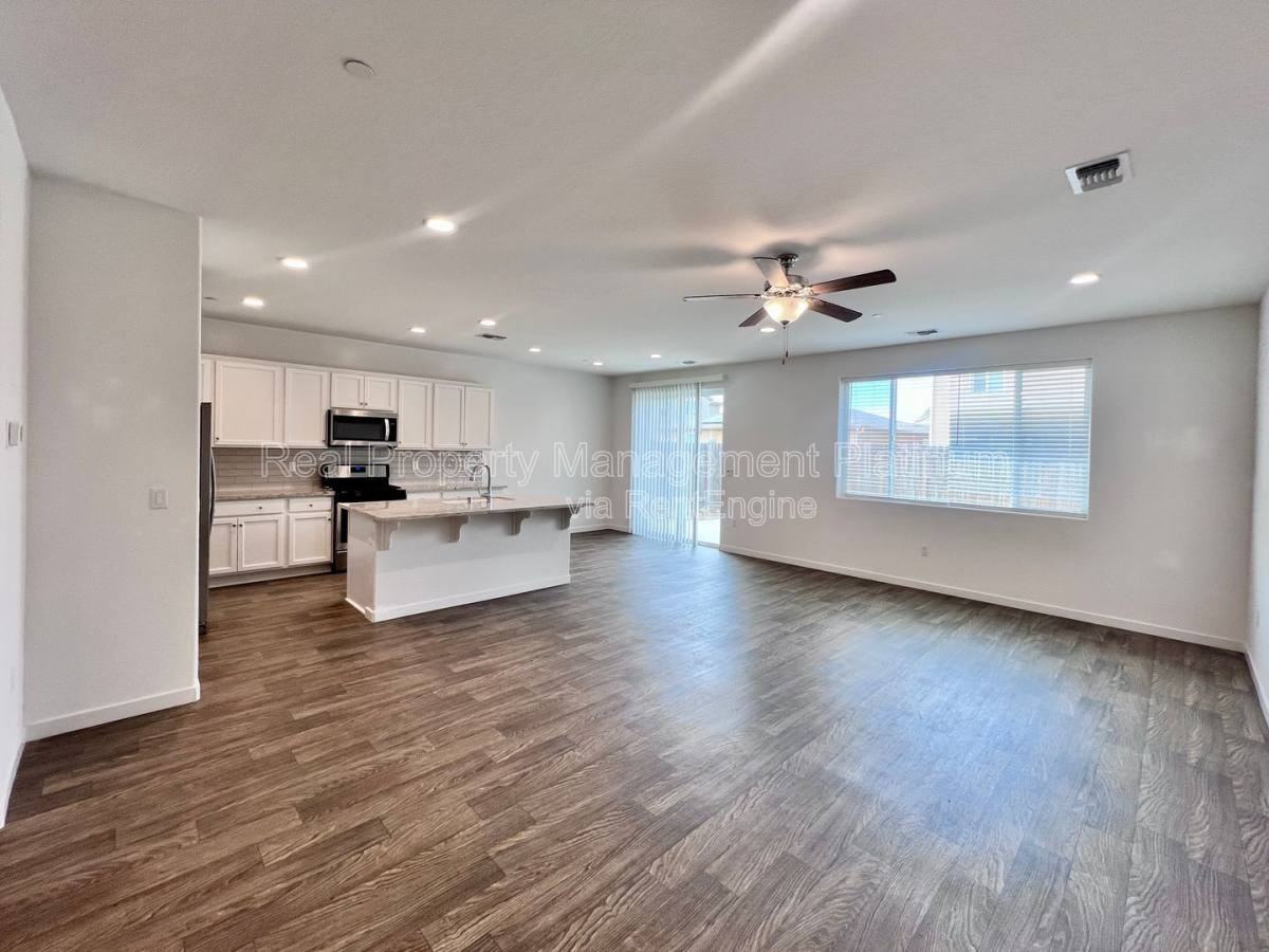 6692 E Cambridge Ave - Photo 3 of 10