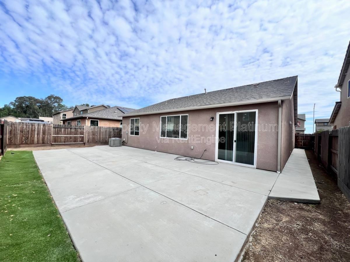 6692 E Cambridge Ave - Photo 7 of 10