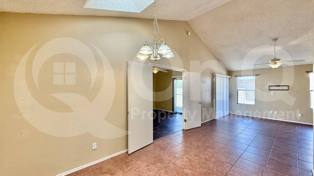 11014 N 81st Ave - Photo 3 of 10