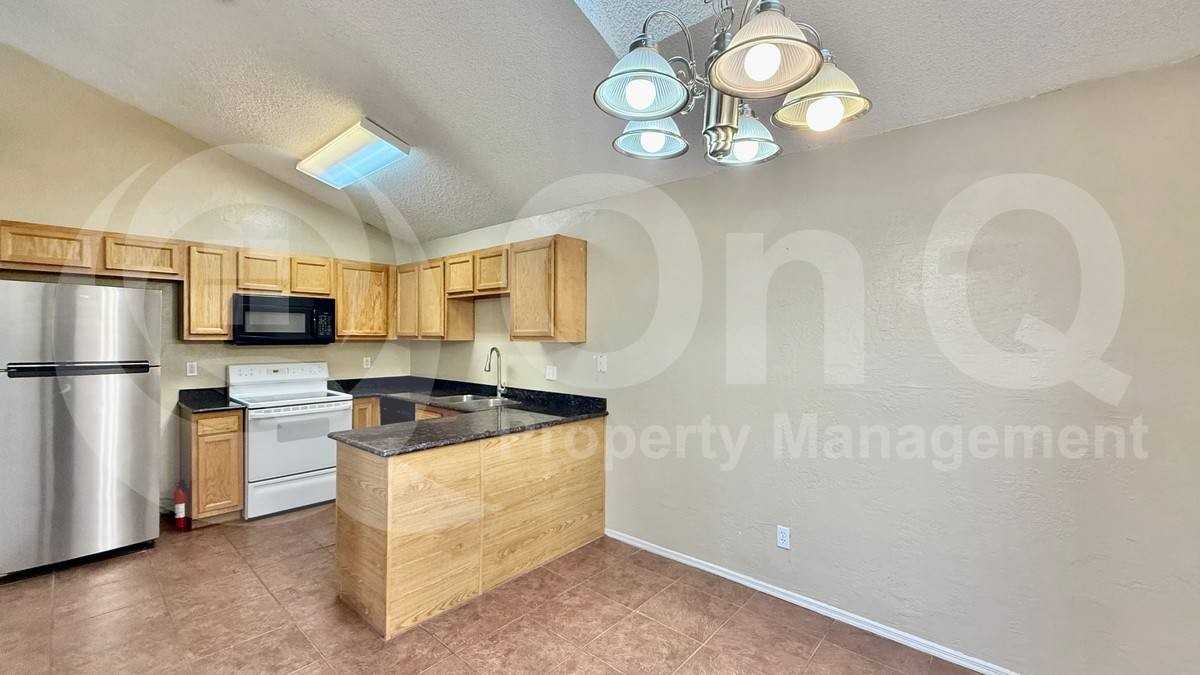 11014 N 81st Ave - Photo 6 of 10