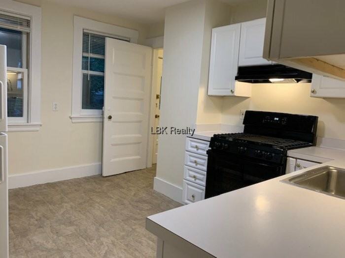 68 Green St - Photo 4 of 15