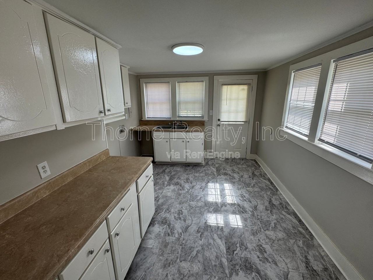 1100 Chapel St - Photo 2 of 11