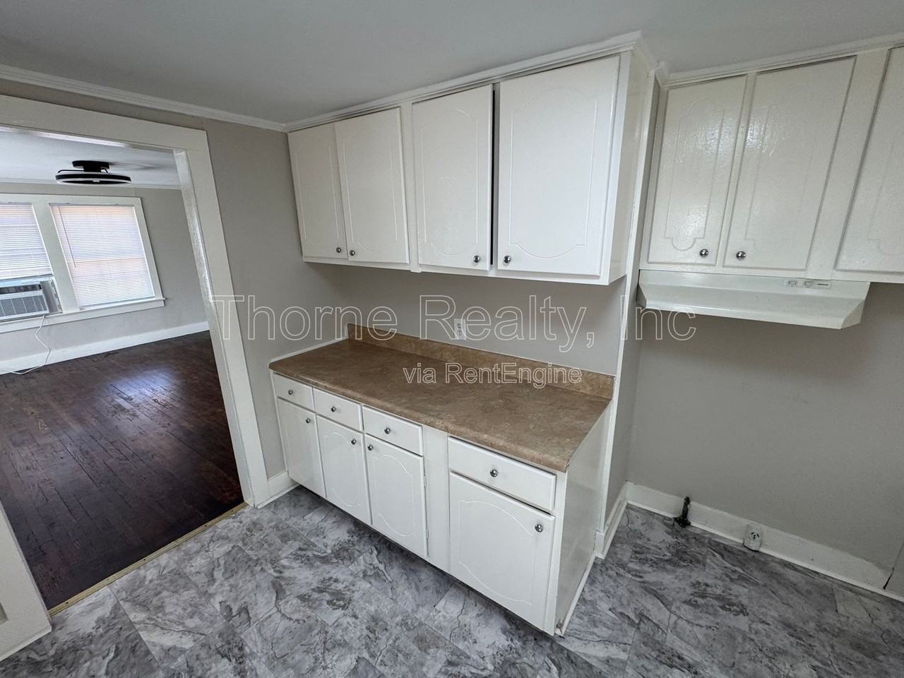 1100 Chapel St - Photo 3 of 11