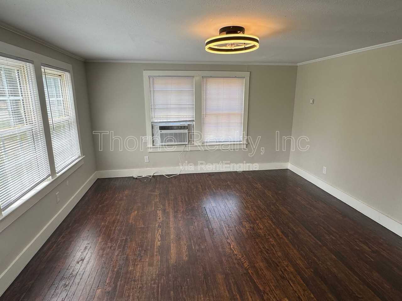 1100 Chapel St - Photo 4 of 11