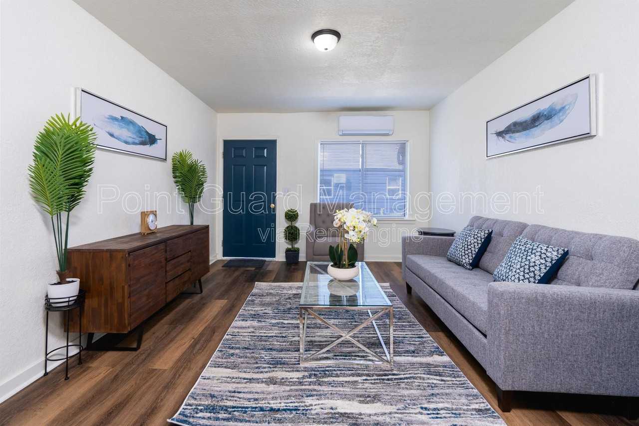 839 S Beverly Dr #839B - Photo 7 of 24