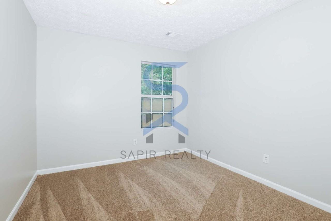 592 Elles Way - Photo 5 of 15