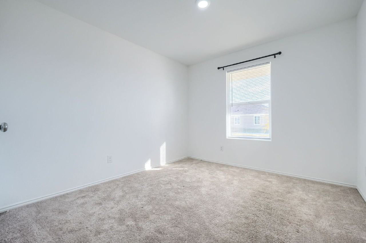 318 Mahogany Ln - Photo 4 of 20