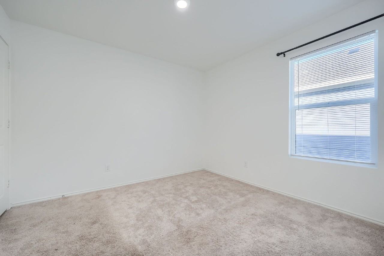 318 Mahogany Ln - Photo 6 of 20