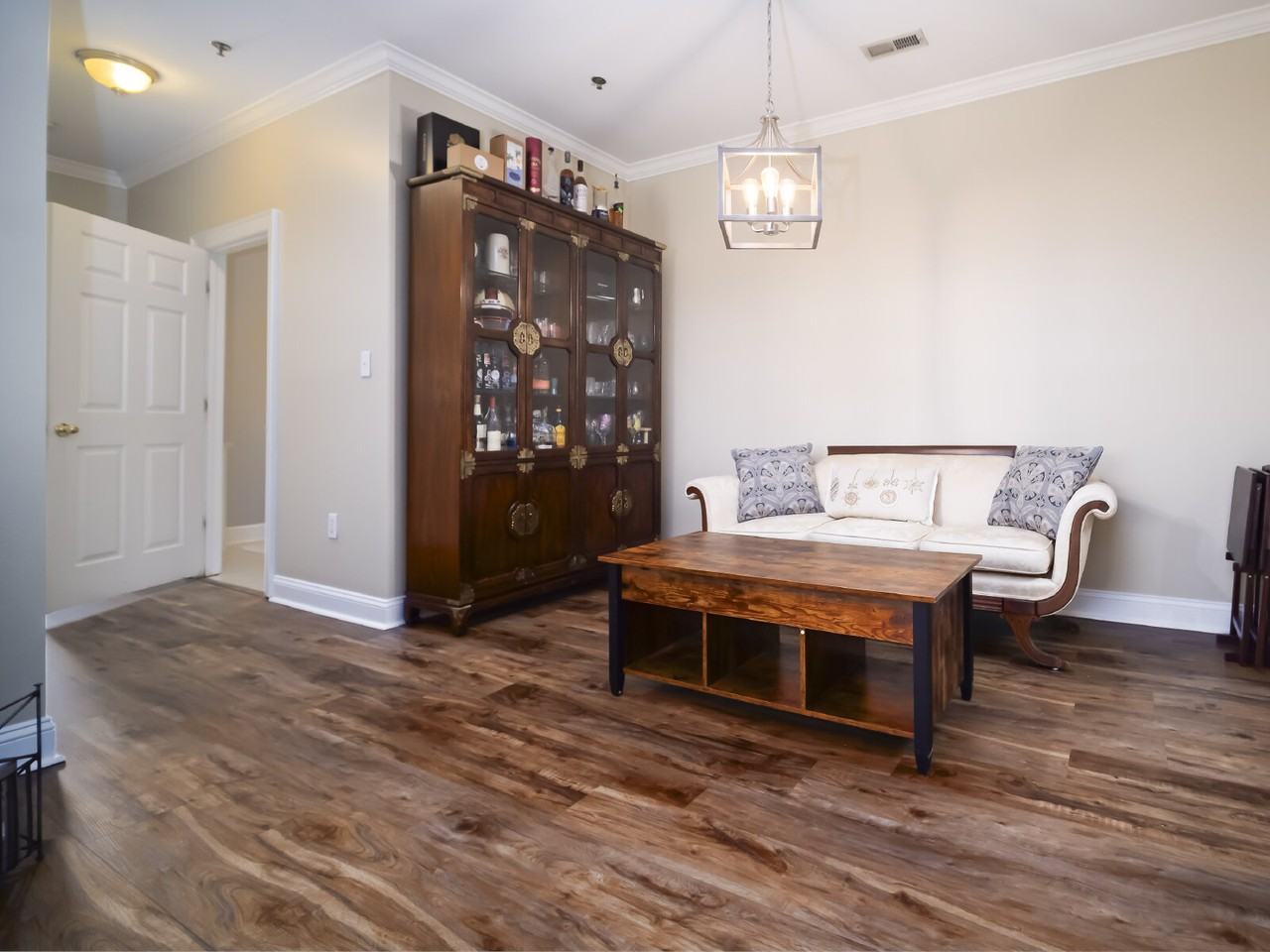 5609 Fairview Rd - Photo 7 of 34