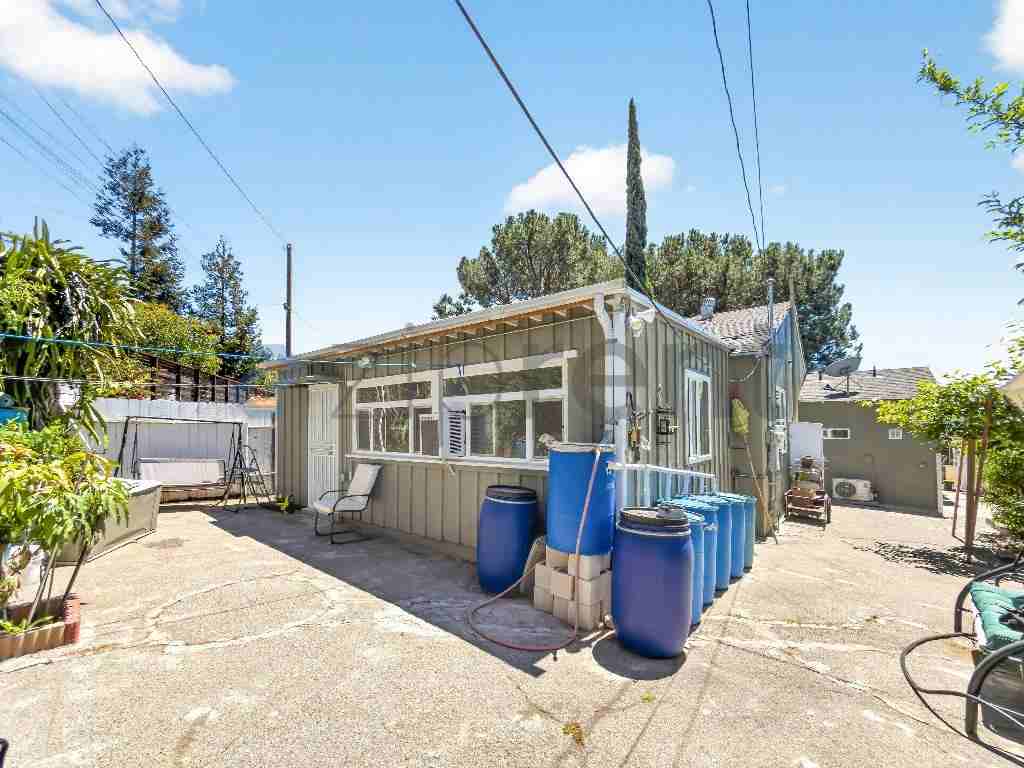 2755 Sanborn Ave - Photo 4 of 11