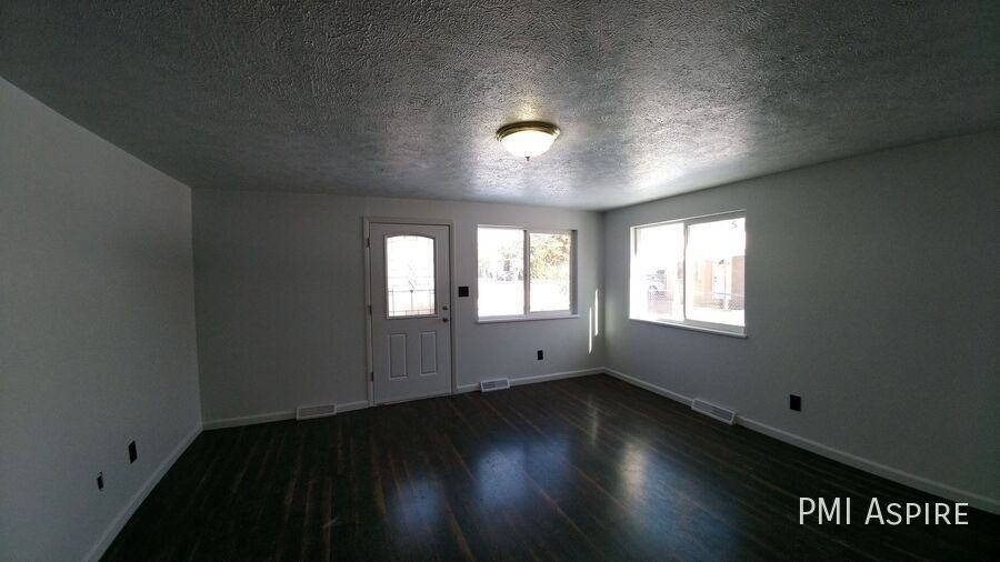 223 21st Ave - Photo 3 of 32