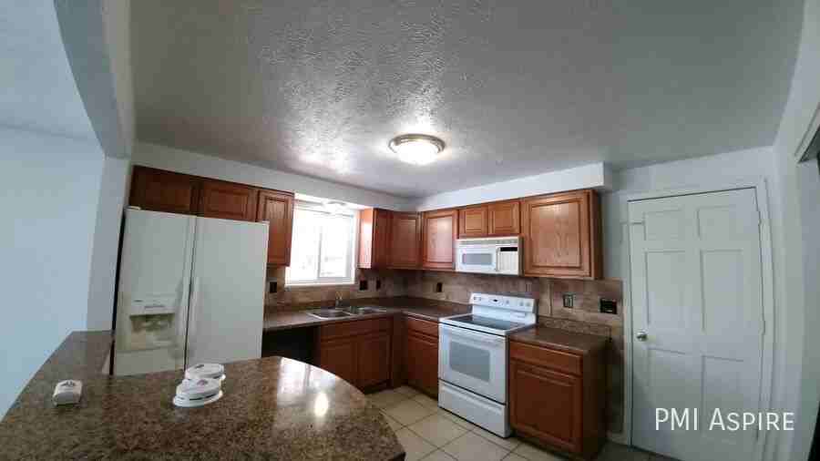 223 21st Ave - Photo 5 of 32